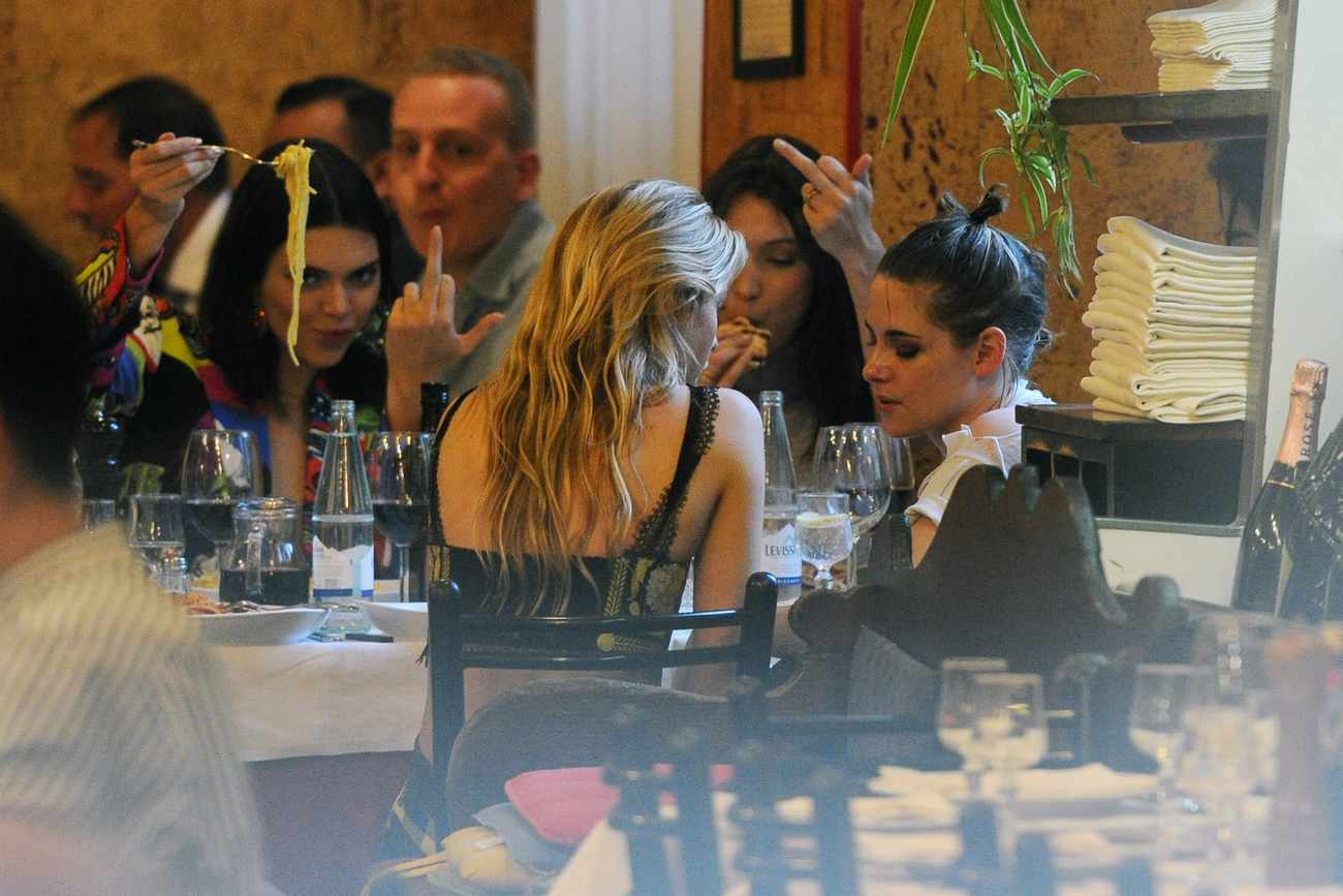 Having_dinner_together_with_Bella2C_Kendall_and_Stella_in_Milan2C_Italy_-_June_1600004.jpg