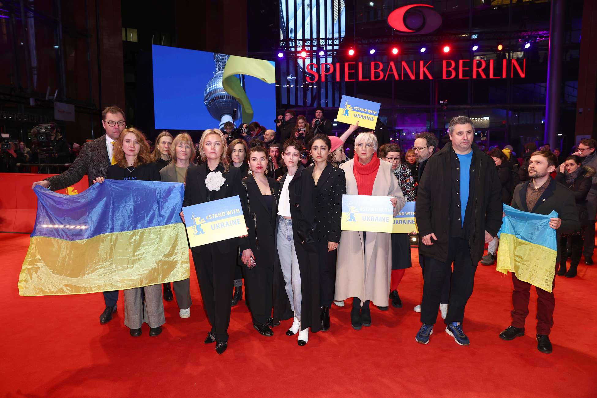 Kristen_Stewart_-_Demonstration_of_Solidarity_with_Ukraine_during_Berlinale_0224202301.jpg