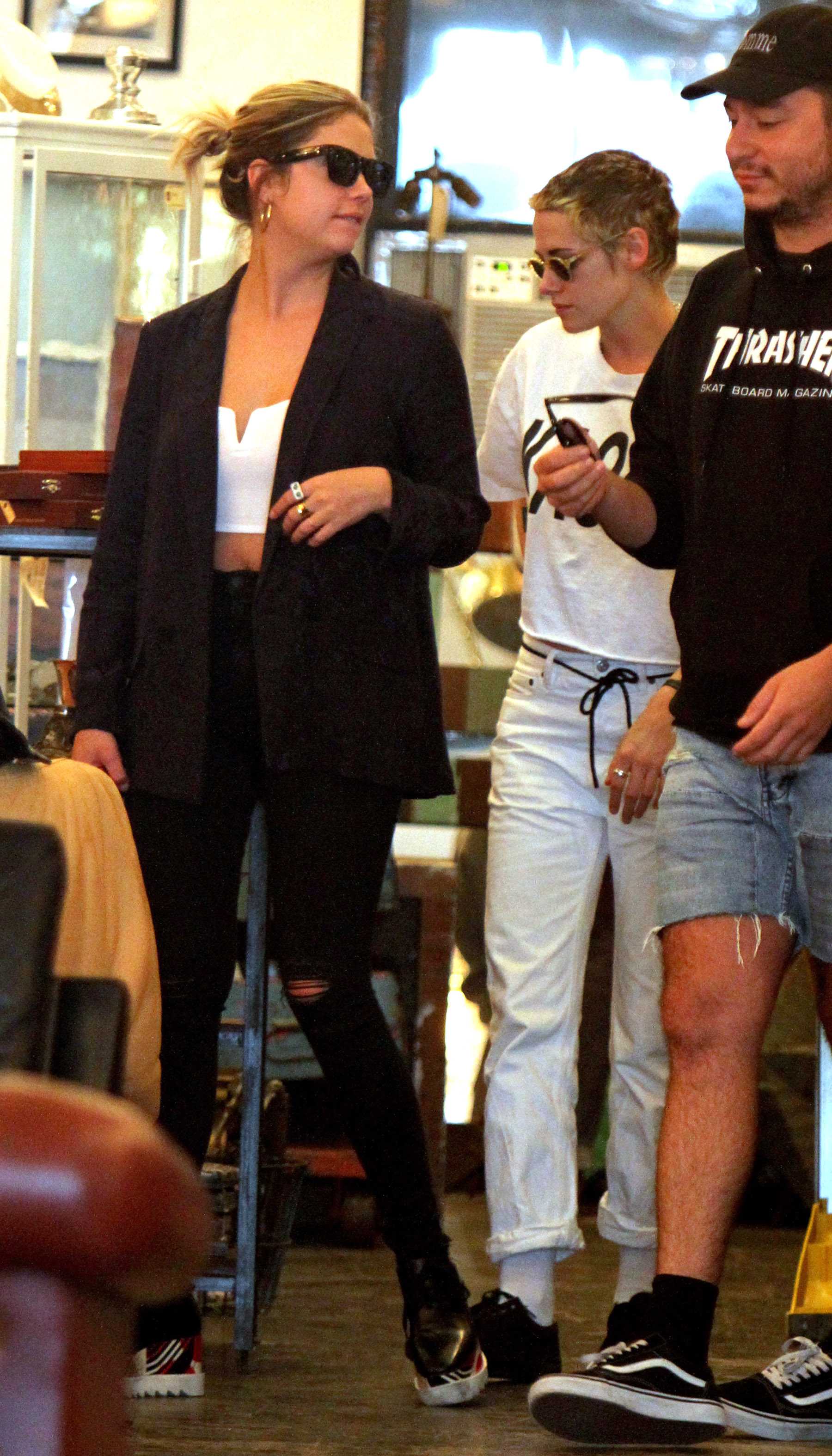 Kristen_Stewart_-_In_NYC_with_Ashley_Benson_and_Stella_Maxwell_on_September_11-05.jpg