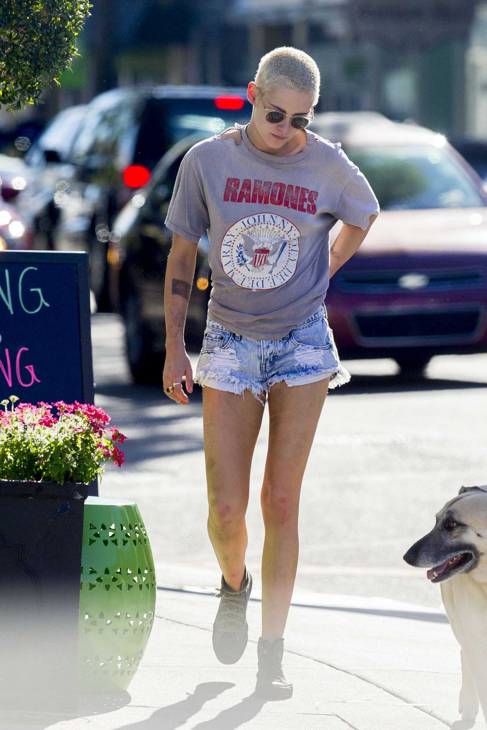 Kristen_Stewart_-_Out_in_New_Orleans_on_May_11-07.jpg
