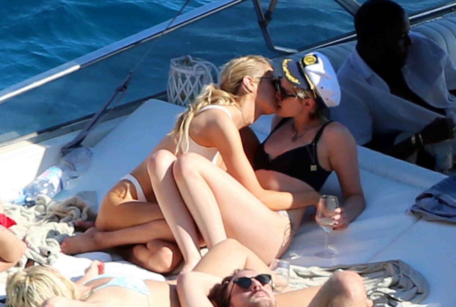 Kristen Stewart Kissing Stella Maxwell During Their Capri Getaway – July 17th