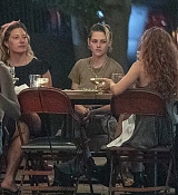 Dining_with_her_girlfriend___her_friends_in_Los_Angeles_-_August_234.jpg