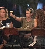 Dining_with_her_girlfriend___her_friends_in_Los_Angeles_-_August_235.jpg