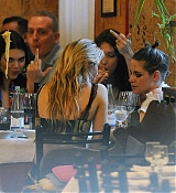 Having_dinner_together_with_Bella2C_Kendall_and_Stella_in_Milan2C_Italy_-_June_1600004.jpg