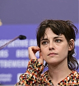 Kristen_Stewart_-_73rd_Berlinale_International_Film_Festival_-_Jury_Press_Conference_0216202309.jpg