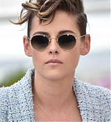 Kristen_Stewart_-_Jury_photocall_at_the_71st_annual_Cannes_Film_Festival_-_May_800004.jpg