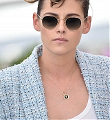 Kristen_Stewart_-_Jury_photocall_at_the_71st_annual_Cannes_Film_Festival_-_May_800007.jpg