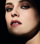 Kristen_Stewart_-_Noir_et_Blanc_de_Chanel_makeup_collection_campaign_-_July_2019.jpg