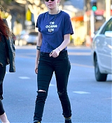 Kristen_Stewart_-_Out_and_about_in_Los_Angeles_on_November_6-07.jpg