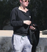 Kristen_Stewart_-_makes_a_morning_trip_to_a_spa_in_Los_Angeles_-_February_5-02.jpg