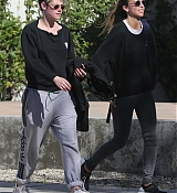 Kristen_Stewart_-_makes_a_morning_trip_to_a_spa_in_Los_Angeles_-_February_5-04.jpg