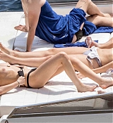 Kristen_Stewart_Topless_on_a_Yacht_in_Italy_-_July_1410.jpg