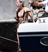 Kristen_Stewart_Topless_on_a_Yacht_in_Italy_-_July_148.jpg