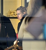 Shopping_at_the_Chanel_boutique_on_Rodeo_Drive_in_Beverly_Hills_-_December_21-01.jpg