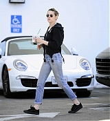 Shopping_at_the_Chanel_boutique_on_Rodeo_Drive_in_Beverly_Hills_-_December_21-02.jpg