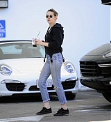 Shopping_at_the_Chanel_boutique_on_Rodeo_Drive_in_Beverly_Hills_-_December_21-03.jpg