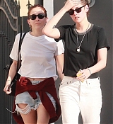 heads_to_the_spa_and_nail_salon_for_some_pampering_in_Los_Angeles_-_Dec_22-03.jpg